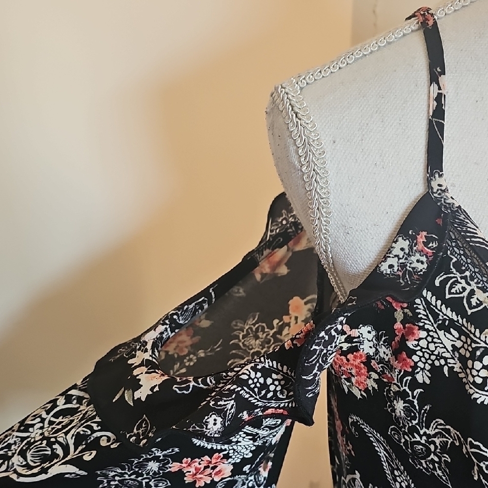 WHBM Floral Black and White Women's Top - Picture 2 of 7